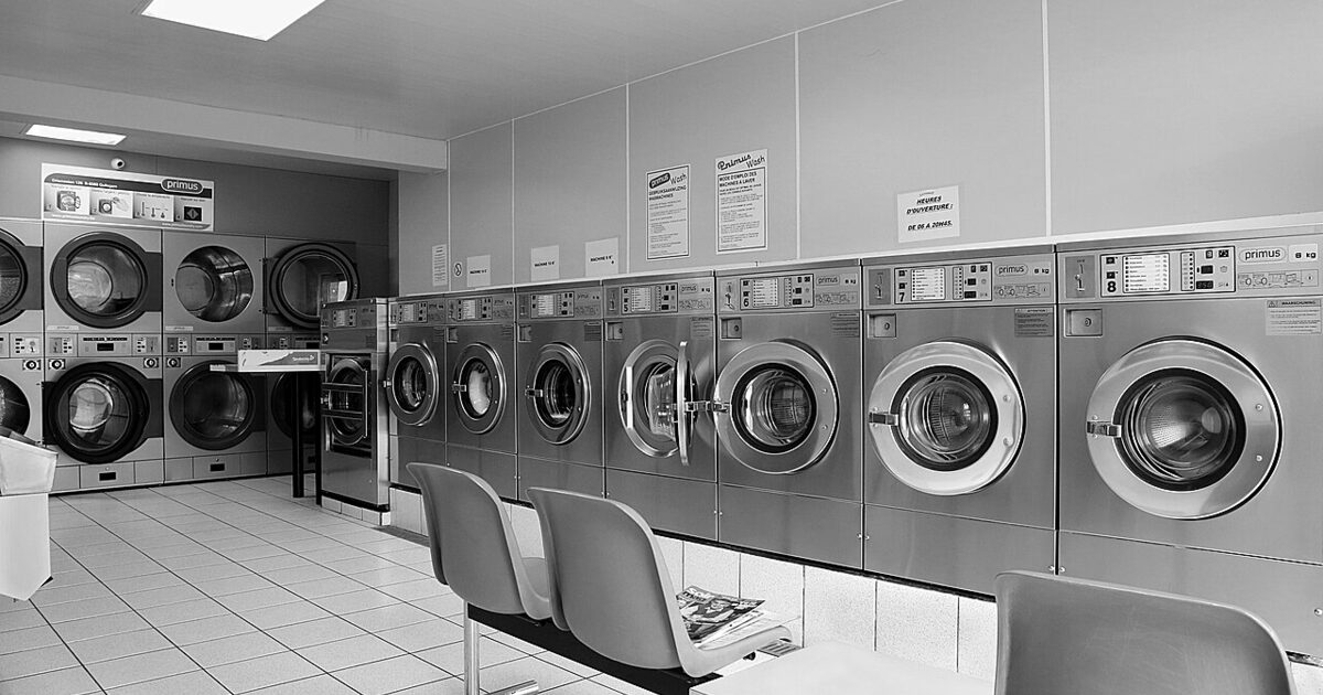 Lavadoras de gran capacidad en una lavandería autoservicio