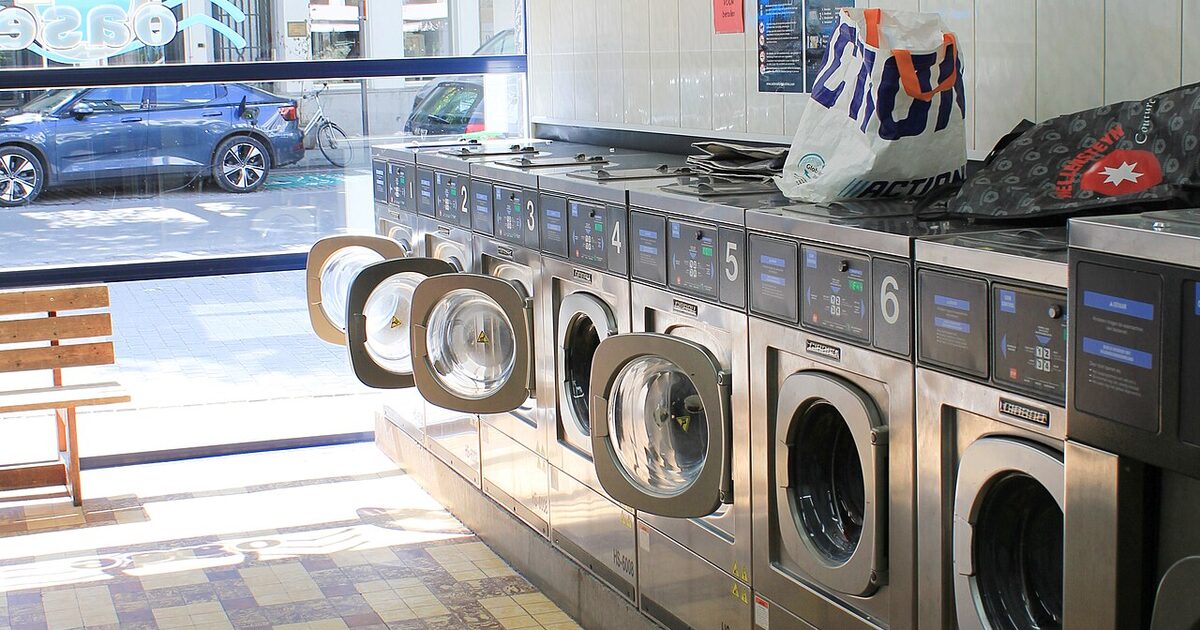 Interior de una lavandería autoservicio con varias lavadoras