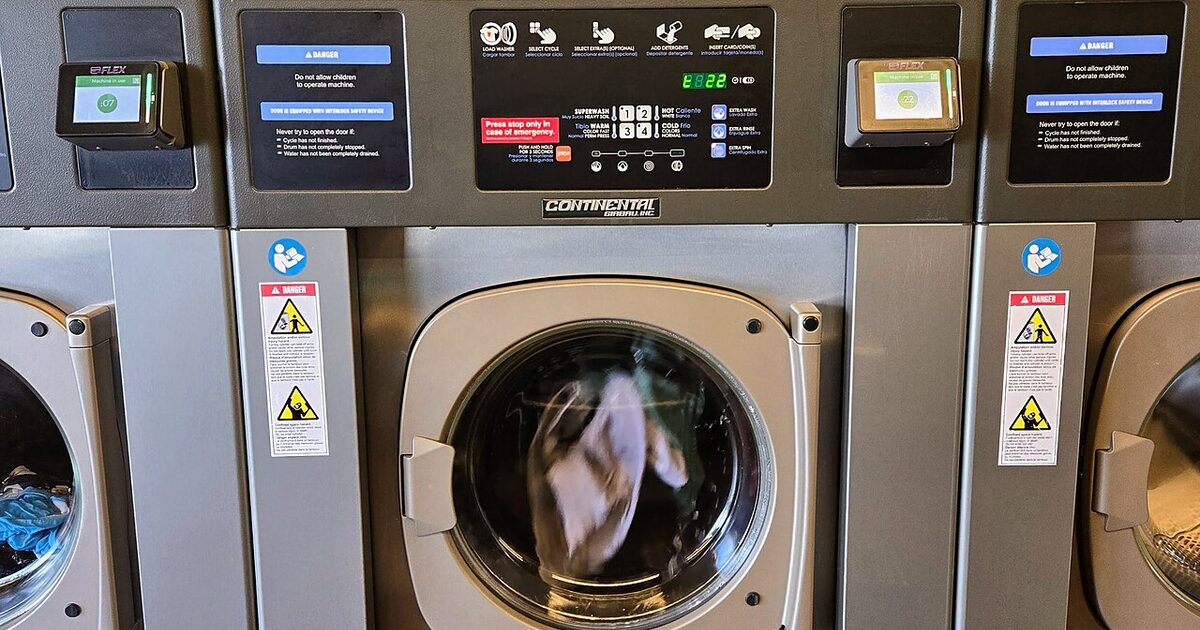 Lavadora industrial de pago con monedas en una lavandería autoservicio