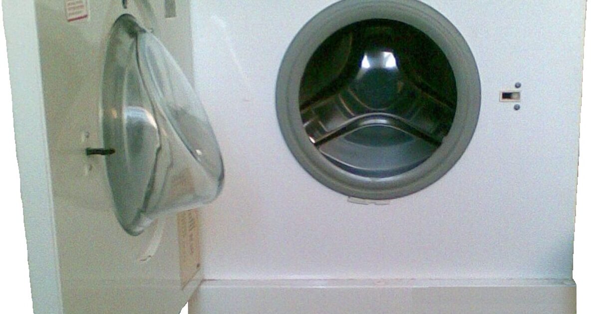 Lavadora con su selector de programa y temperatura